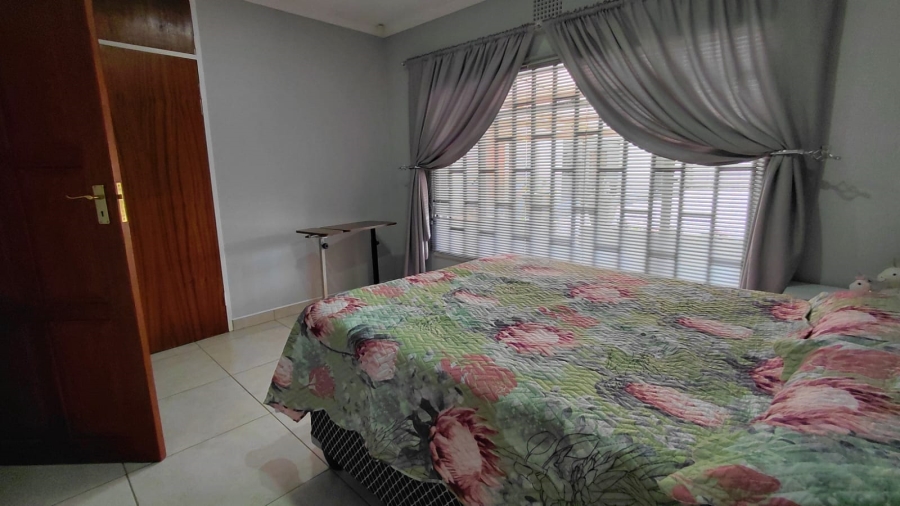 4 Bedroom Property for Sale in Helikonpark Gauteng