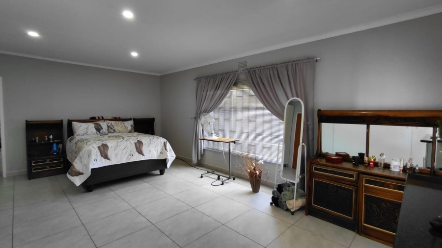 4 Bedroom Property for Sale in Helikonpark Gauteng
