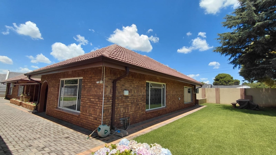 4 Bedroom Property for Sale in Helikonpark Gauteng