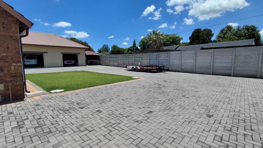 4 Bedroom Property for Sale in Helikonpark Gauteng