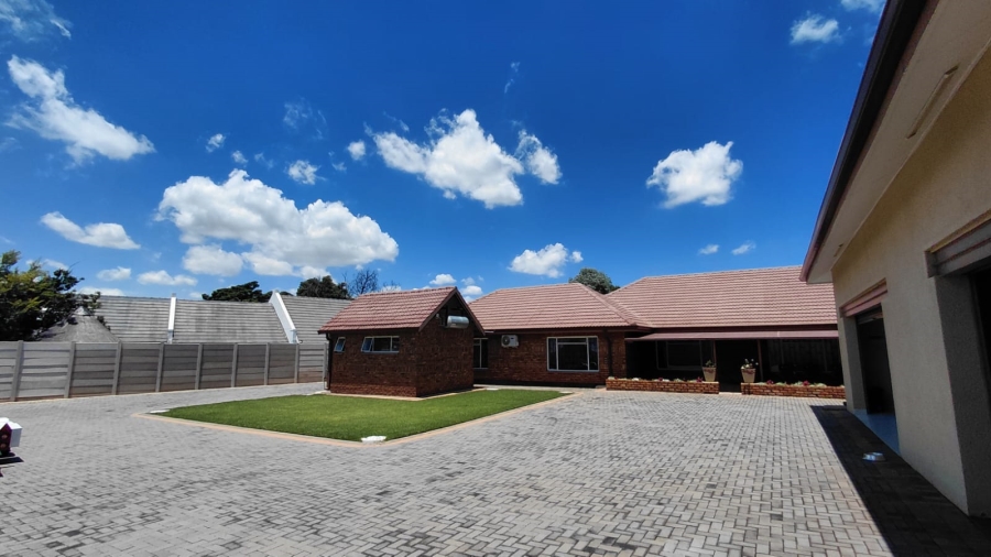 4 Bedroom Property for Sale in Helikonpark Gauteng