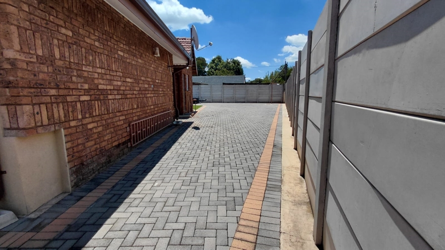 4 Bedroom Property for Sale in Helikonpark Gauteng