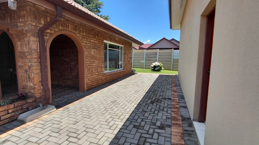 4 Bedroom Property for Sale in Helikonpark Gauteng