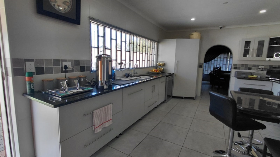 4 Bedroom Property for Sale in Helikonpark Gauteng