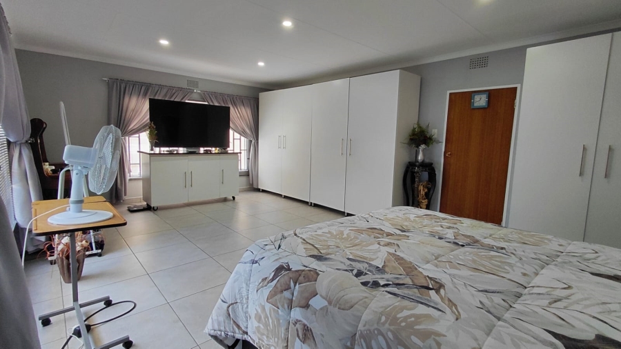 4 Bedroom Property for Sale in Helikonpark Gauteng