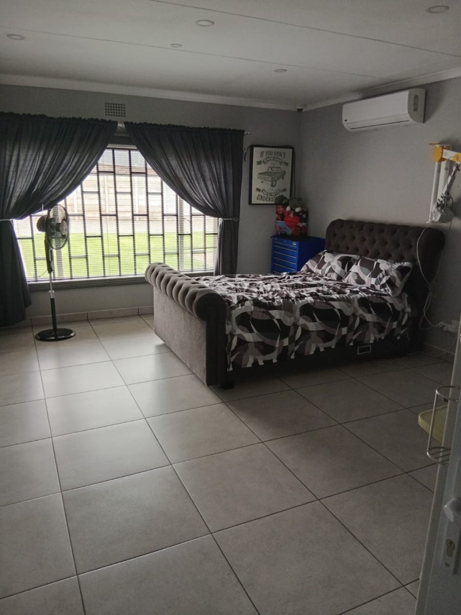 4 Bedroom Property for Sale in Helikonpark Gauteng