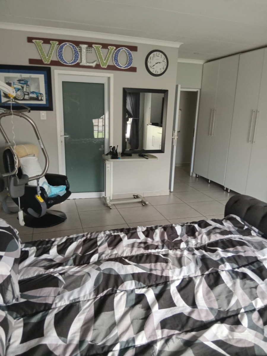 4 Bedroom Property for Sale in Helikonpark Gauteng