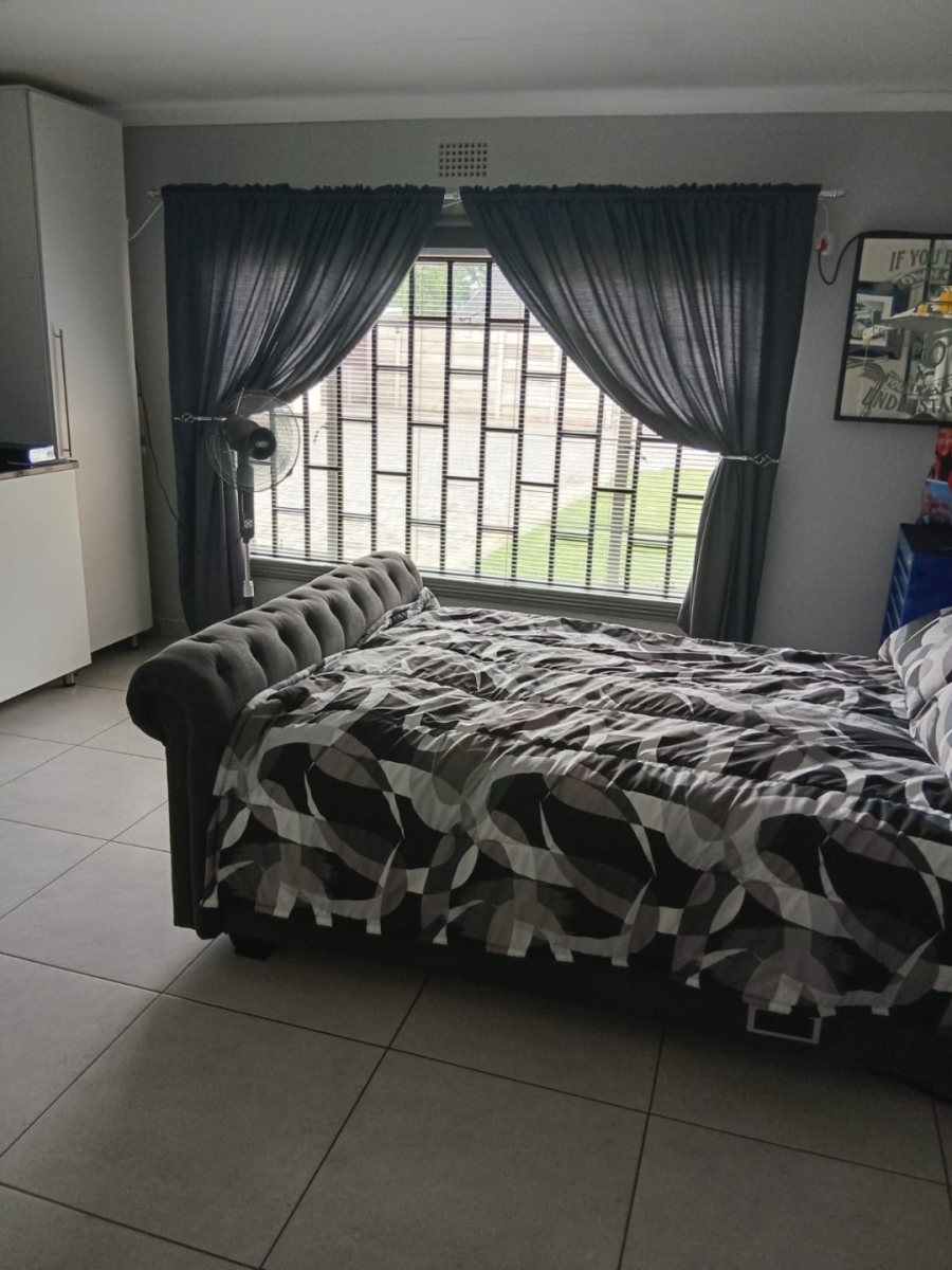 4 Bedroom Property for Sale in Helikonpark Gauteng