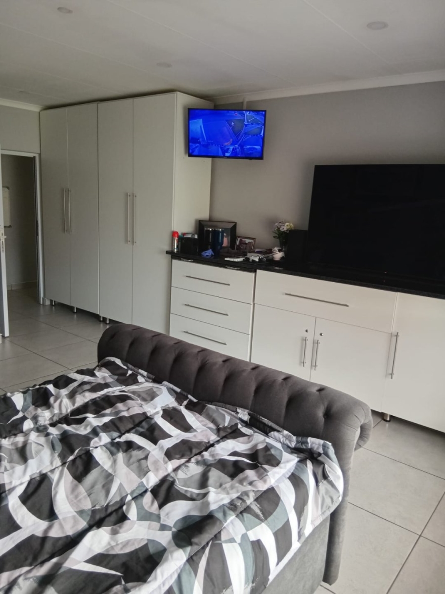4 Bedroom Property for Sale in Helikonpark Gauteng