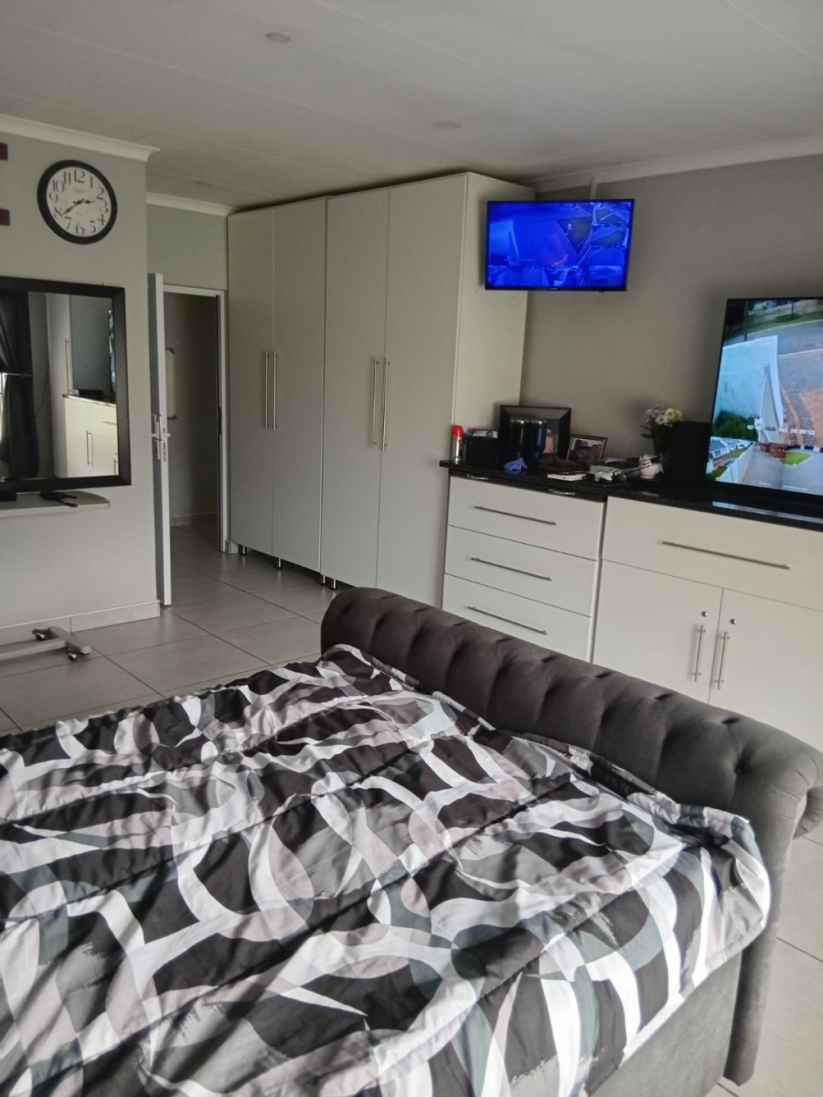 4 Bedroom Property for Sale in Helikonpark Gauteng