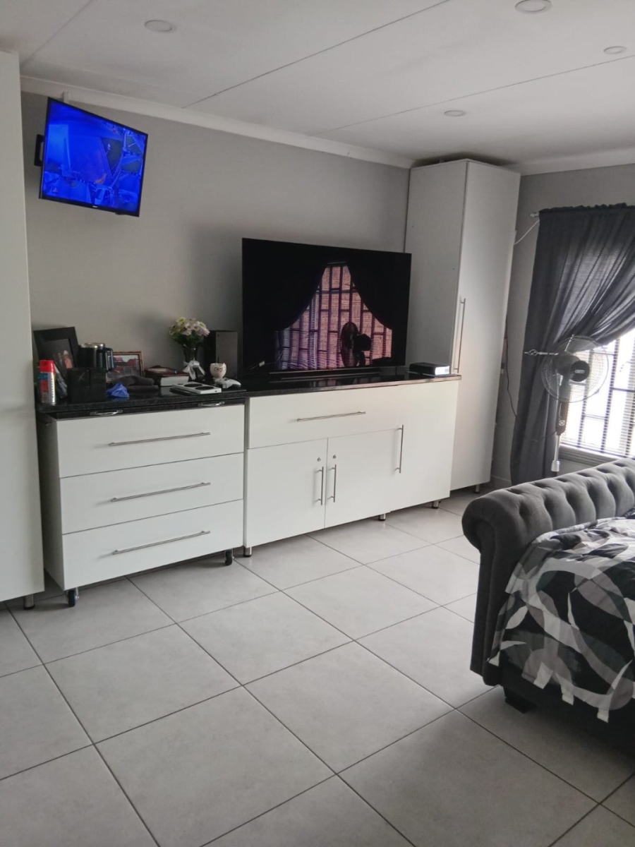 4 Bedroom Property for Sale in Helikonpark Gauteng