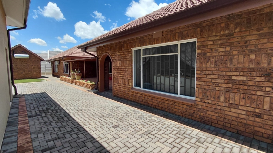 4 Bedroom Property for Sale in Helikonpark Gauteng