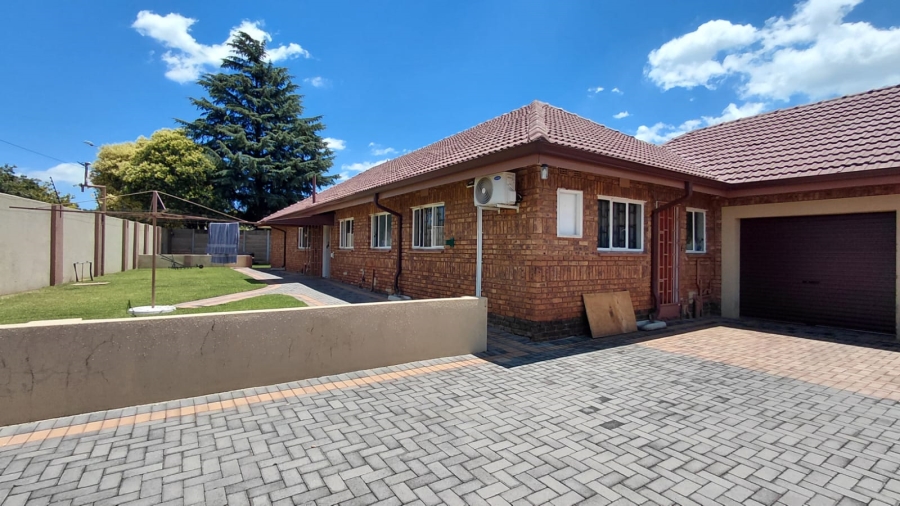 4 Bedroom Property for Sale in Helikonpark Gauteng