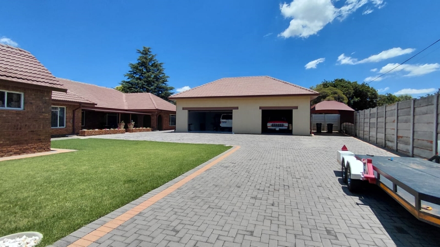 4 Bedroom Property for Sale in Helikonpark Gauteng
