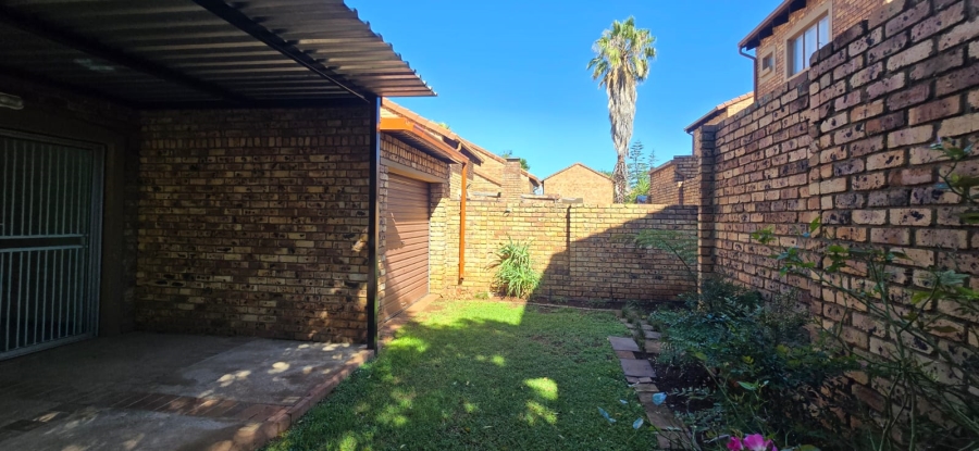 To Let 3 Bedroom Property for Rent in Die Hoewes Gauteng
