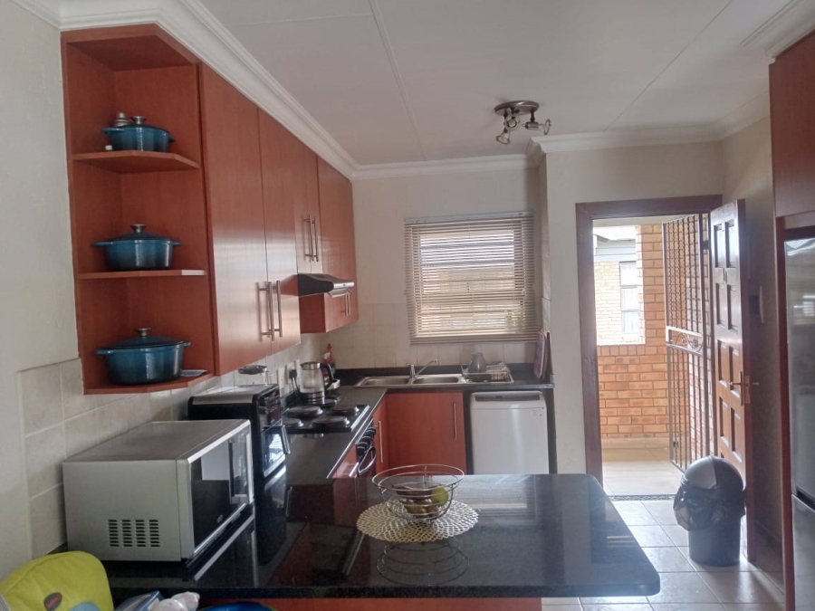 To Let 2 Bedroom Property for Rent in Ravenswood Gauteng