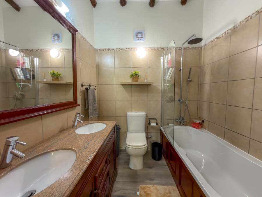 4 Bedroom Property for Sale in Rooihuiskraal Gauteng