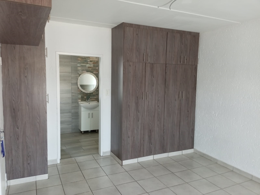 1 Bedroom Property for Sale in Mulbarton Gauteng