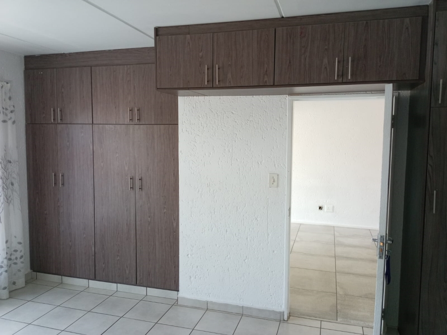 1 Bedroom Property for Sale in Mulbarton Gauteng