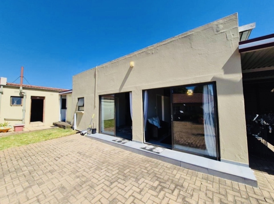 4 Bedroom Property for Sale in Wannenburghoogte Gauteng