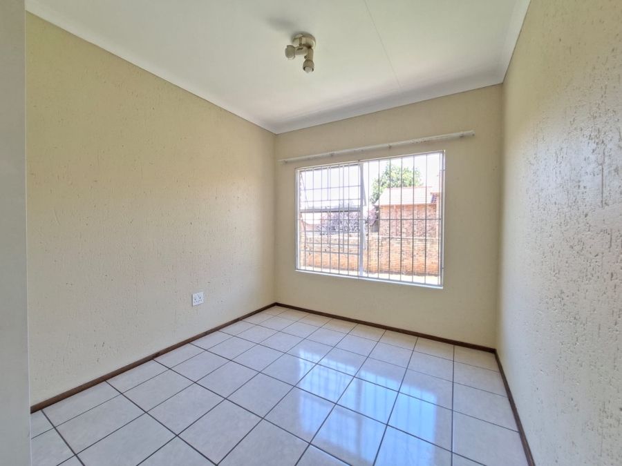 To Let 2 Bedroom Property for Rent in Kyalami Hills Gauteng