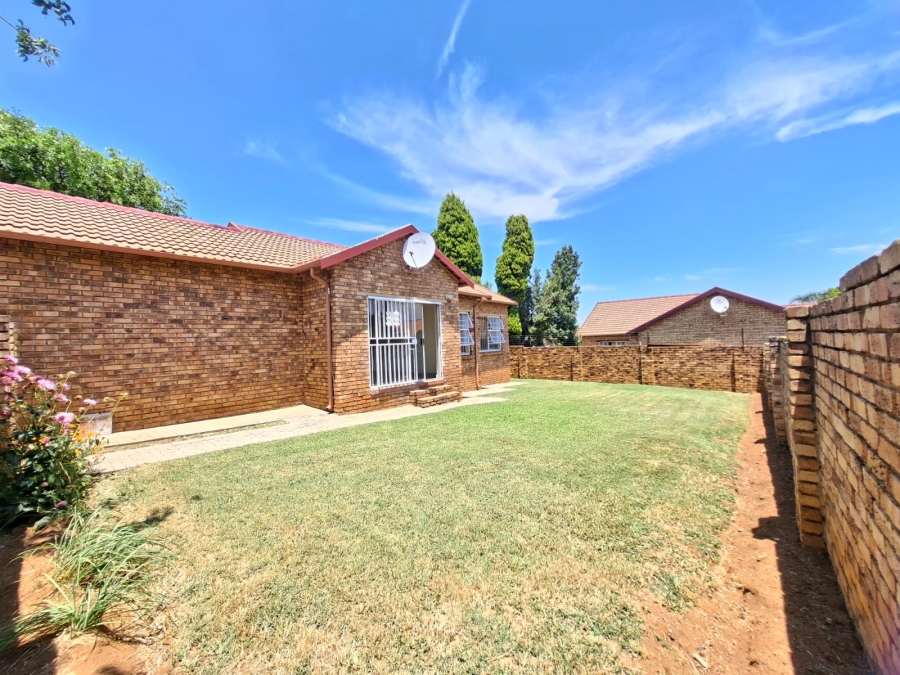 To Let 2 Bedroom Property for Rent in Kyalami Hills Gauteng