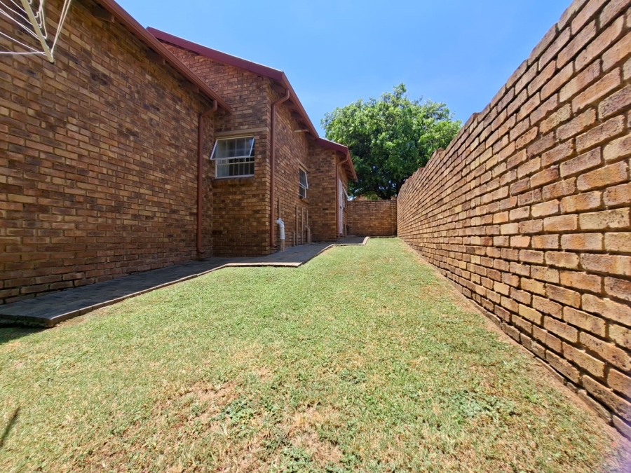 To Let 2 Bedroom Property for Rent in Kyalami Hills Gauteng