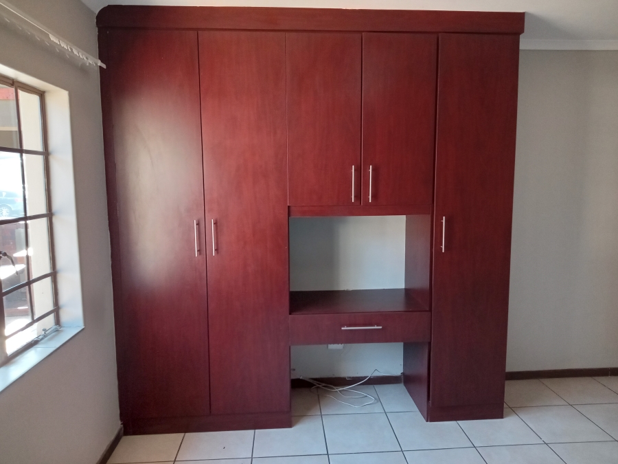 To Let 2 Bedroom Property for Rent in Strubenvale Gauteng