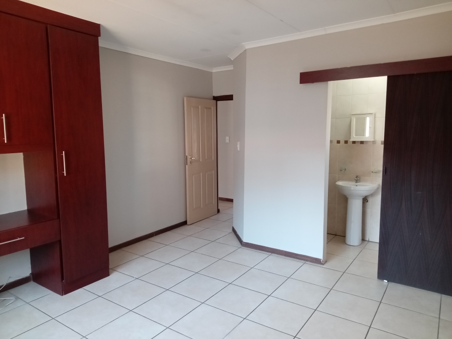To Let 2 Bedroom Property for Rent in Strubenvale Gauteng