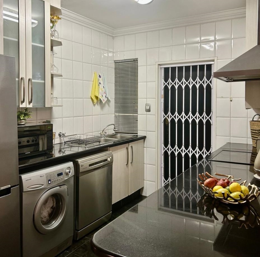 To Let 2 Bedroom Property for Rent in Dunkeld West Gauteng