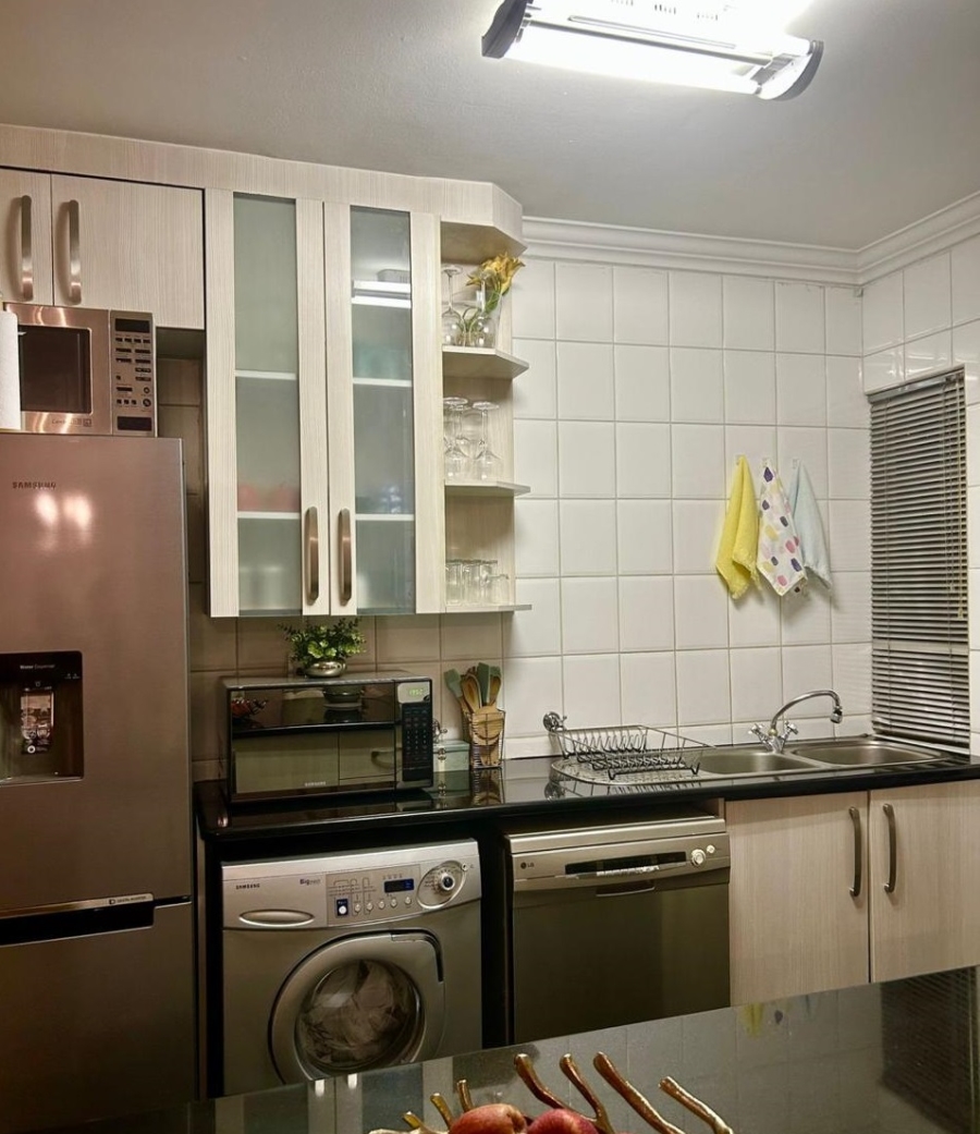 To Let 2 Bedroom Property for Rent in Dunkeld West Gauteng