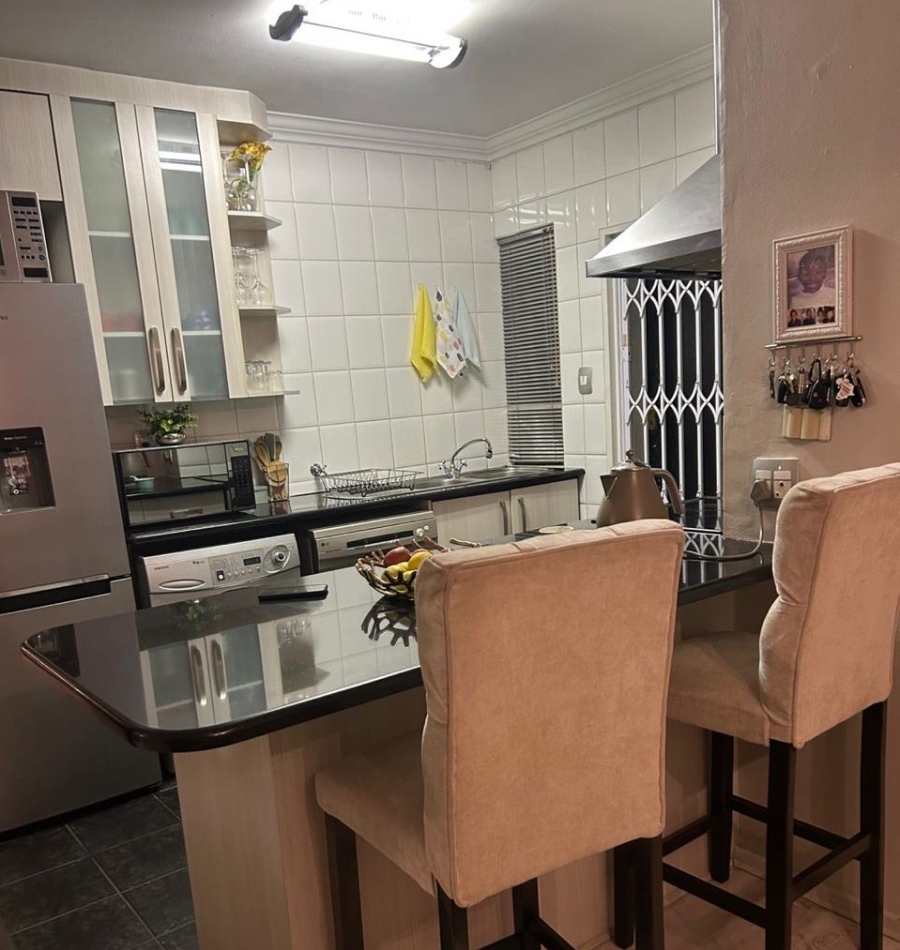 To Let 2 Bedroom Property for Rent in Dunkeld West Gauteng