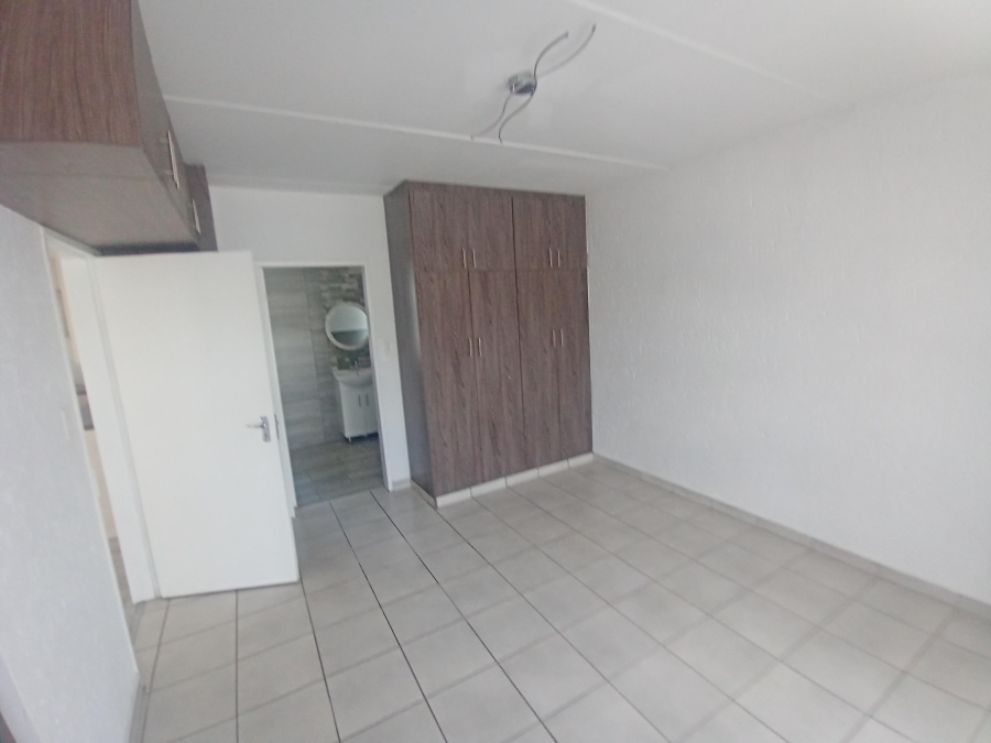1 Bedroom Property for Sale in Mulbarton Gauteng