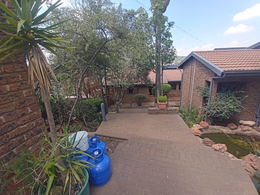 5 Bedroom Property for Sale in Mondeor Gauteng