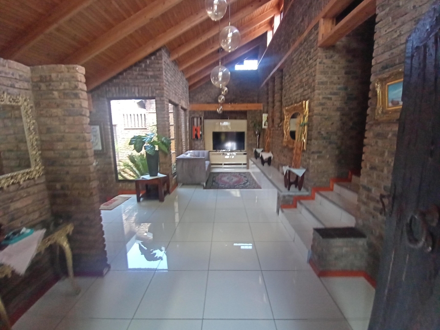5 Bedroom Property for Sale in Mondeor Gauteng