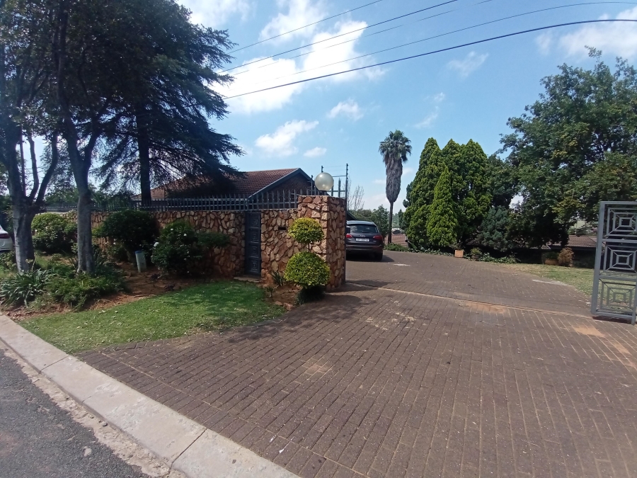 5 Bedroom Property for Sale in Mondeor Gauteng