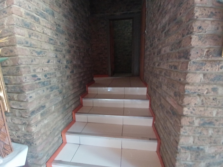 5 Bedroom Property for Sale in Mondeor Gauteng