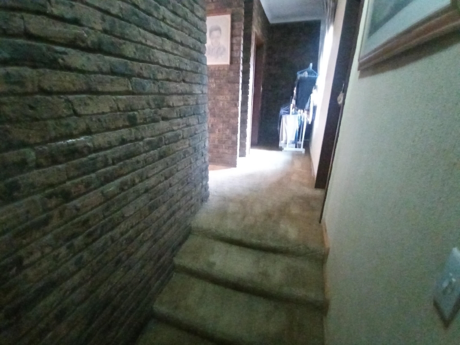 5 Bedroom Property for Sale in Mondeor Gauteng