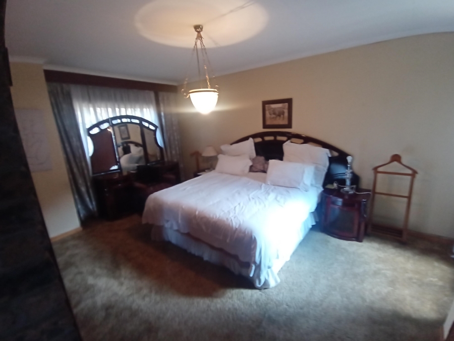 5 Bedroom Property for Sale in Mondeor Gauteng