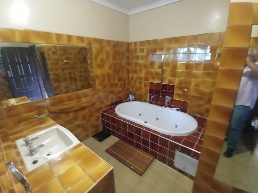 5 Bedroom Property for Sale in Mondeor Gauteng