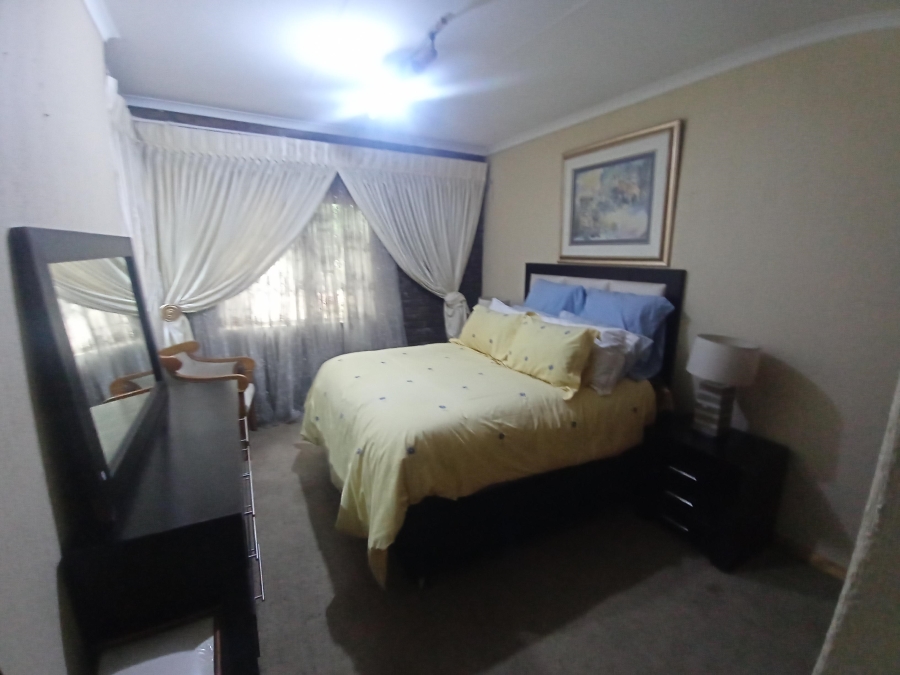 5 Bedroom Property for Sale in Mondeor Gauteng