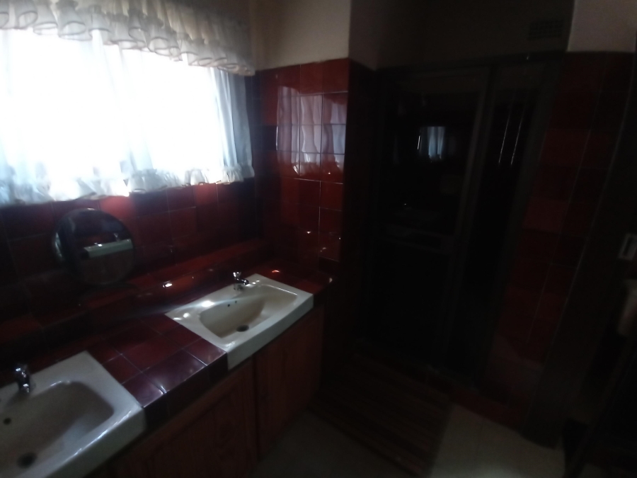 5 Bedroom Property for Sale in Mondeor Gauteng