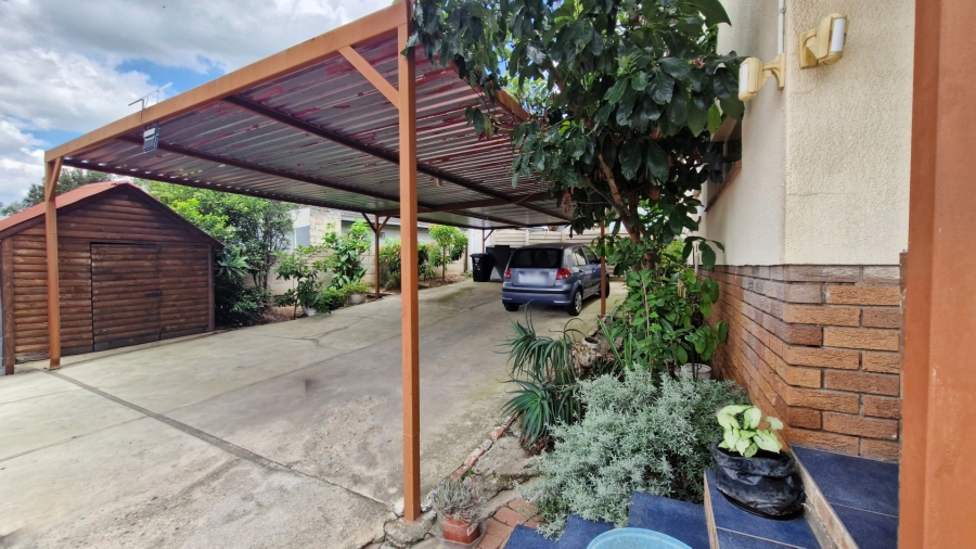4 Bedroom Property for Sale in Whitney Gardens Gauteng