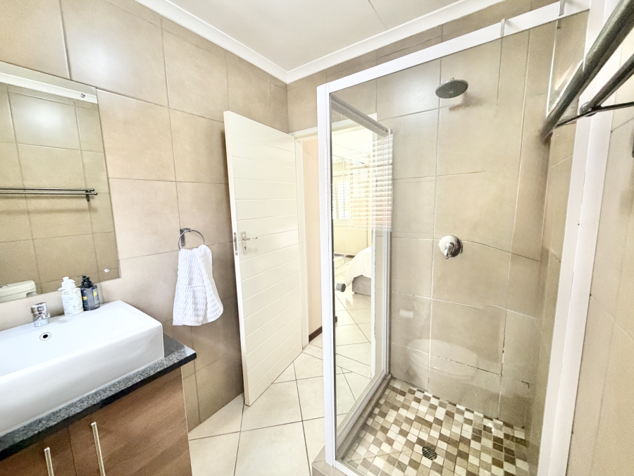 2 Bedroom Property for Sale in Monavoni Gauteng