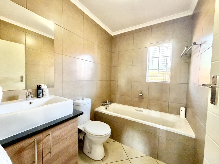 2 Bedroom Property for Sale in Monavoni Gauteng
