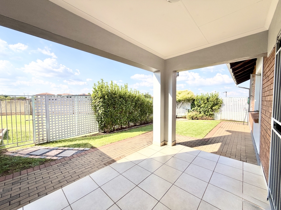 2 Bedroom Property for Sale in Monavoni Gauteng