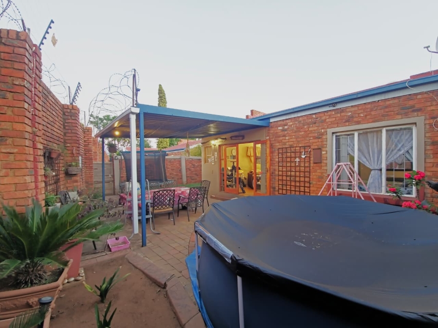 2 Bedroom Property for Sale in Dorandia Gauteng