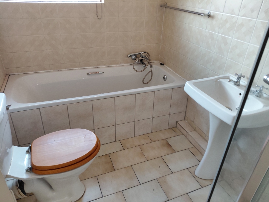 To Let 2 Bedroom Property for Rent in Buccleuch Gauteng