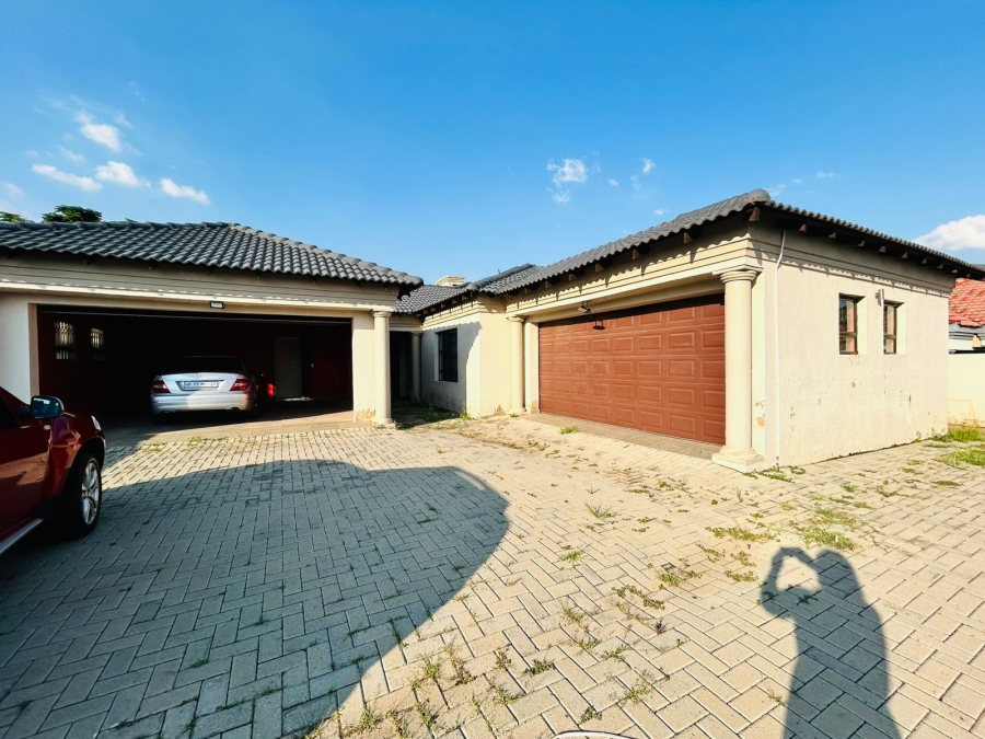 3 Bedroom Property for Sale in Strubenvale Gauteng