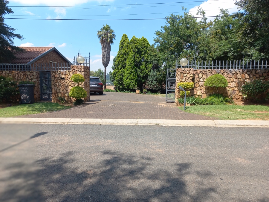 5 Bedroom Property for Sale in Mondeor Gauteng